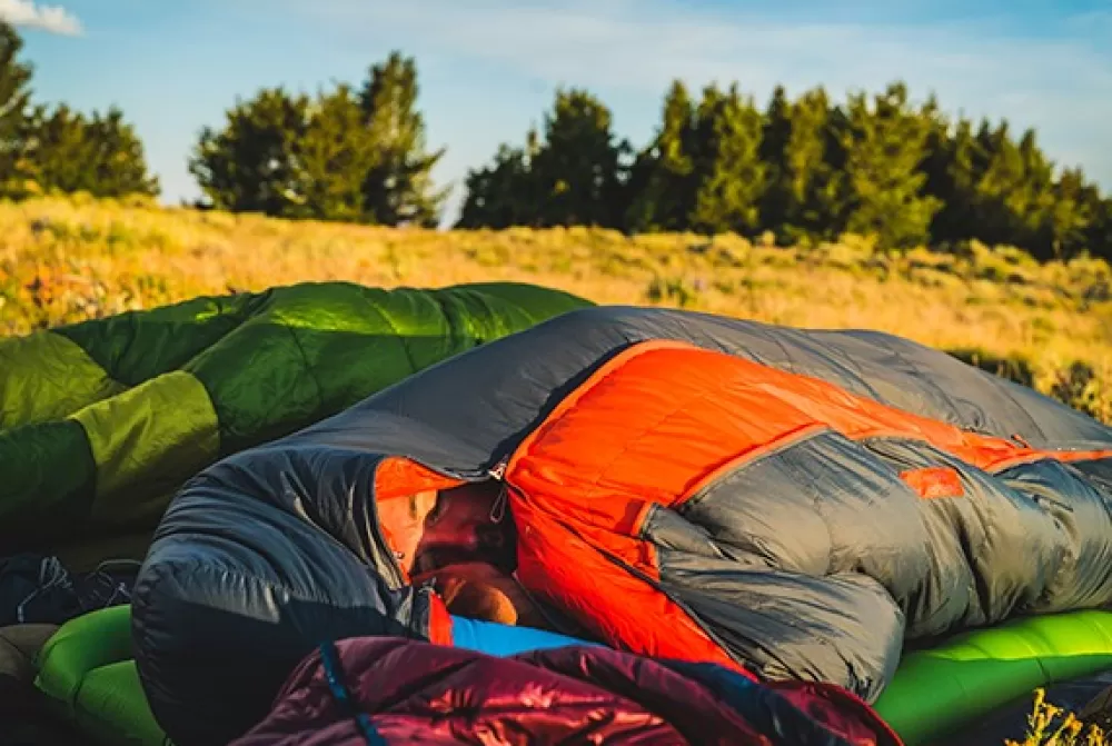 Kolmen Vuodenajan Makuupussit | Big Agnes Torchlight Ul 20 850 Downtek Naisten Makuupussi, Petite, Sininen (Oikeakatinen)